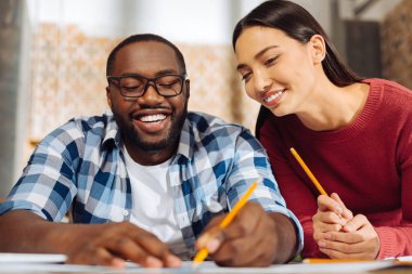 Birlikte mimarisi iki enerjik erkek ve kadın arkadaşları