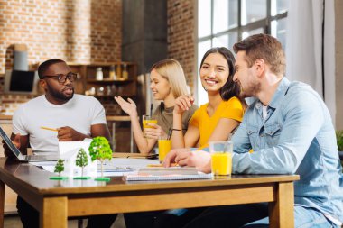 Dört genç öğrenciler test tartışırken Düldül