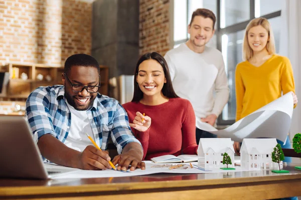 Groep tevreden collega's voorbereiden op termijn — Stockfoto