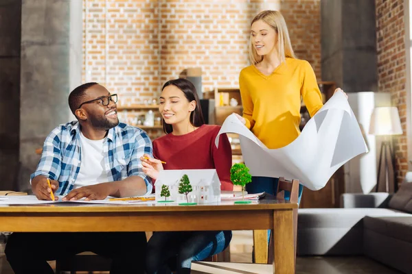 Drie homo collega's delen van zijn standpunten — Stockfoto