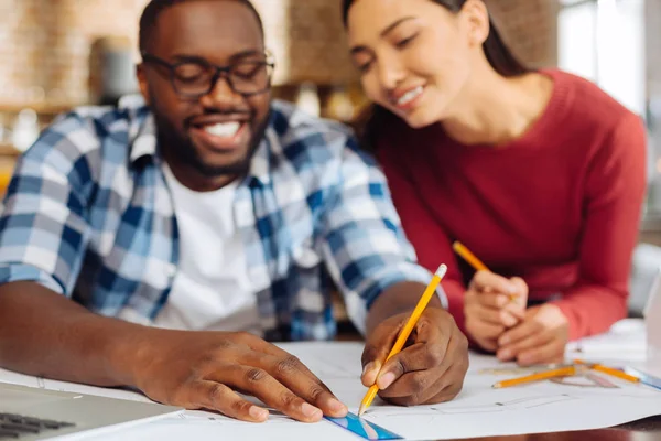 Twee ijverig mannelijke en vrouwelijke collega's samen te werken — Stockfoto