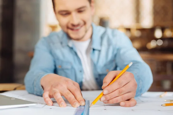 Tipo energético positivo trabajando duro — Foto de Stock