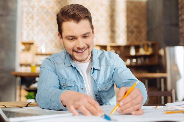 Entusiasta chico en ciernes dibujo proyecto — Foto de Stock