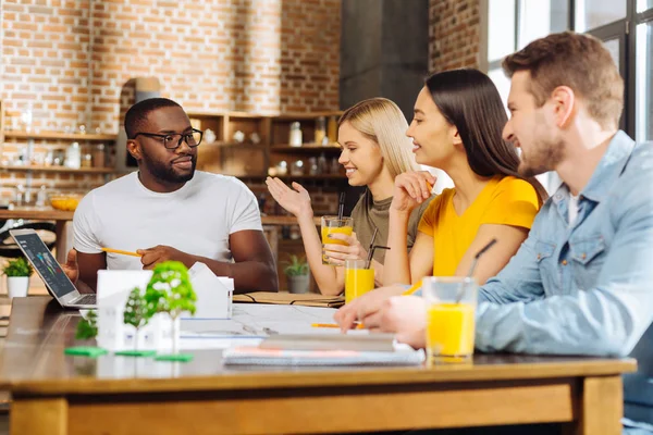 Vier angehende attraktive Studenten diskutieren über Prüfungen — Stockfoto