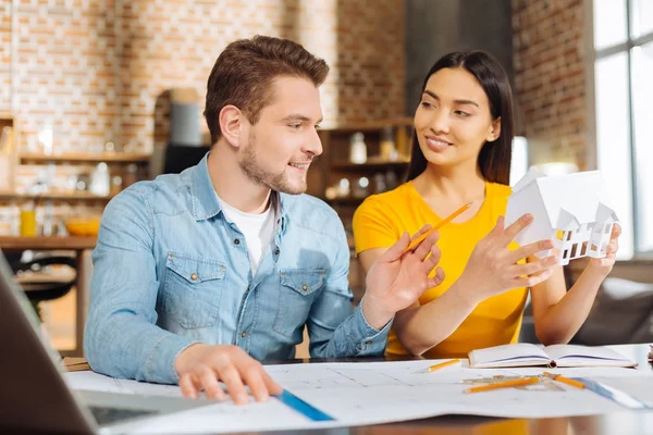 Twee vreugdevolle mannelijke en vrouwelijke collega's huis plannen — Stockfoto