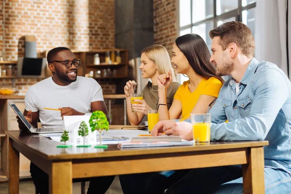 Dört iyi görünümlü hoş öğrenciler proje yazma