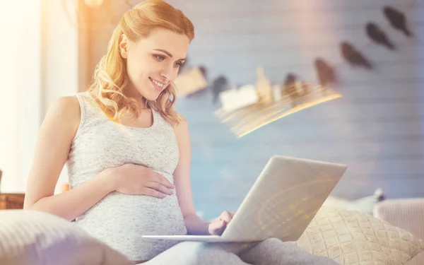 Mujer embarazada alegre navegando por Internet — Foto de Stock