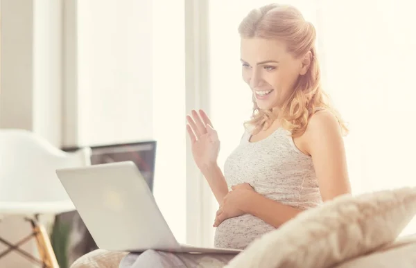 Positive delighted pregnant woman comunicating online — Stock Photo, Image