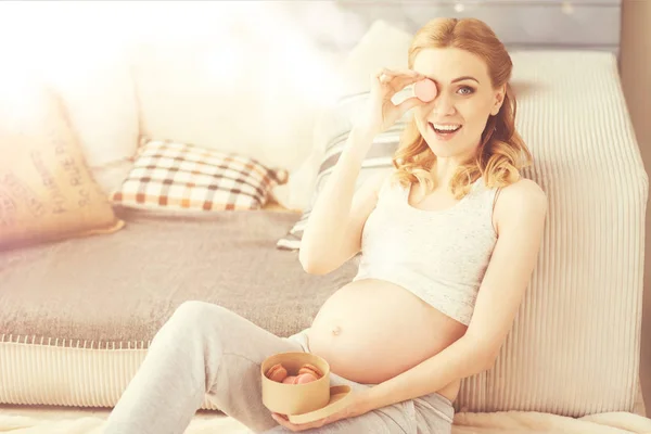 Fröhliche schwangere Frau hat Spaß zu Hause — Stockfoto