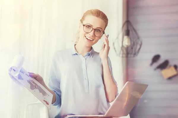 Glada kvinna talar i mobiltelefon — Stockfoto