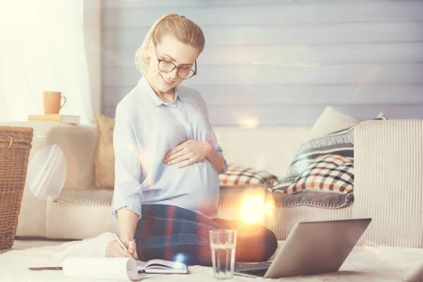 Angenehme Schwangere, die während ihres Mutterschaftsurlaubs arbeitet — Stockfoto