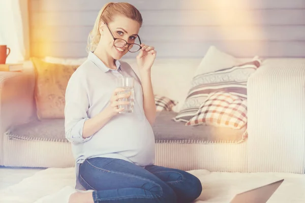 Positive Schwangere, die als freie Mitarbeiterin arbeitet — Stockfoto