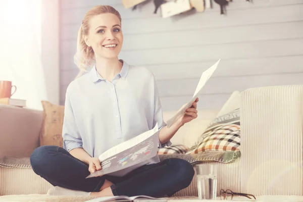 Positive pregnant woman working at home — Stock Photo, Image