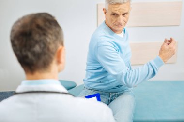 Pozitif hoş adam elini gösterilen