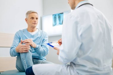 İyi görünüyor onun diz tutan adam yaşlı