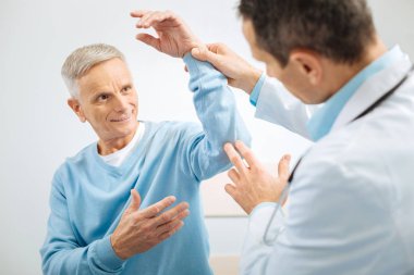 Bir terapist ziyaret güzel neşeli adam