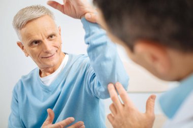 Onun doktora gülümseyen pozitif yaşlı adam