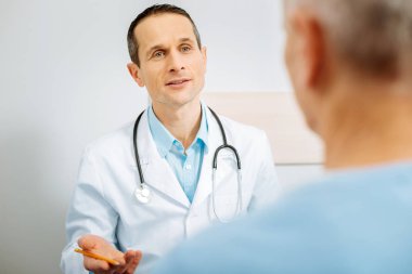 Güzel erkek doktor tanı açıklayan