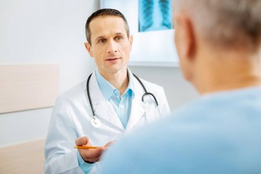 Ciddi deneyimli Doktor hastasına seyir