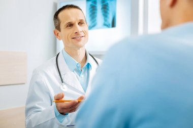 Neşeli dostu doktor gülümseyen