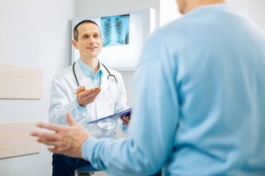 Çok mutlu profesyonel Doktor hastasına işaret
