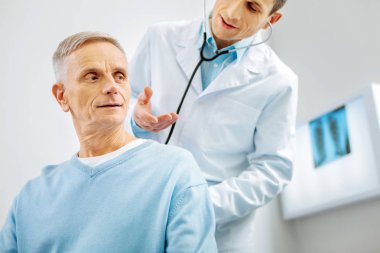 Tıbbi bir check-up olan olumlu yaşlı adam