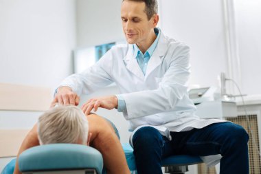 Güzel profesyonel doktor bir masaj yapıyor