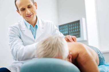Hoş çok memnun Doktor hastasına duran