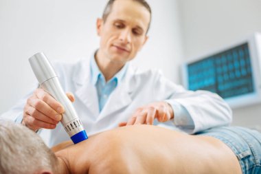 Güzel yakışıklı doktor özel aygıt kullanma