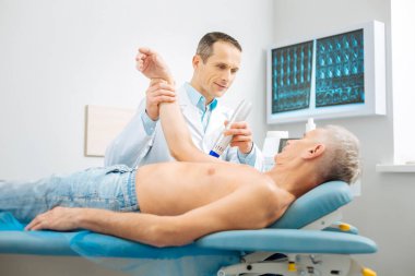 Onun bu işle memnun güzel doktor
