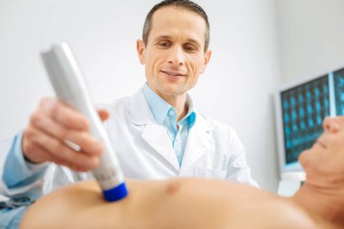 Profesyonel erkek doktor tıbbi cihazlar kullanılıyor