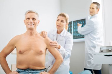 Pozitif bir ruh hali içinde olmak neşeli yaşlı adam