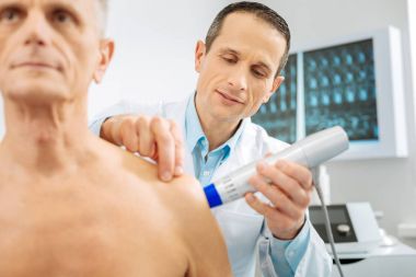 Akıllı yakışıklı doktor tanı cihazlar kullanılıyor