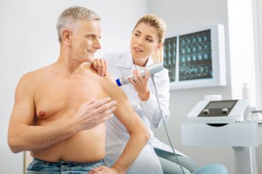 Bir doktoru questing soran çok mutlu pozitif adam