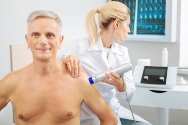 Güzel profesyonel doktor ekrana bakarak