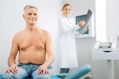 Neşeli komuta sizde olumlu bir ruh hali içinde olmak