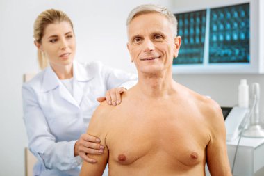 Gülümseyen mutlu neşeli adam