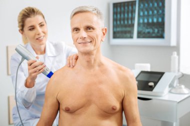 Memnun hoş adam muayene ediliyor