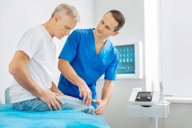 Onun diz görünen ciddi güzel adam