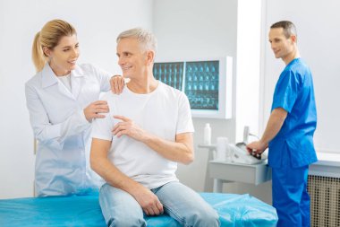 Konuşma terapisti için güzel neşeli adam