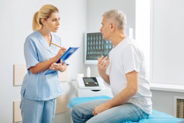 İyi yaşlı adam doktoru ile konuşma