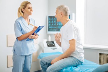 Memnun akıllı doktor dinlemek hazır olmak