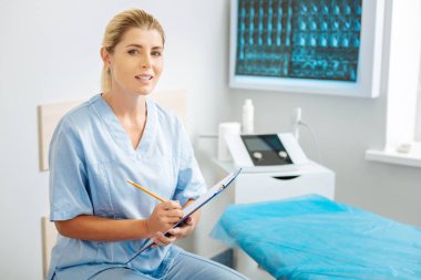 Notlarını tutan profesyonel kadın terapist