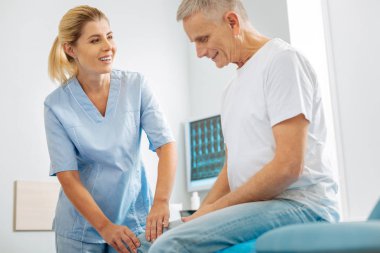 Gülümseyen memnun usta terapist