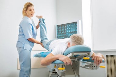 Ona iş odaklanan güzel yetenekli doktor