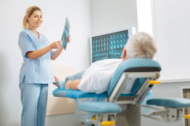 Neşeli akıllı kadın hastasını için söz