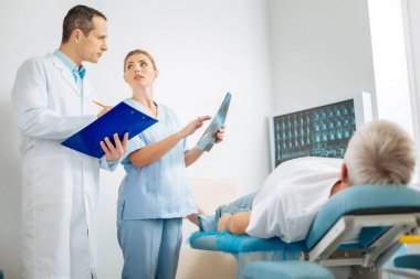 Birlikte çalışan profesyonel akıllı doktorlar