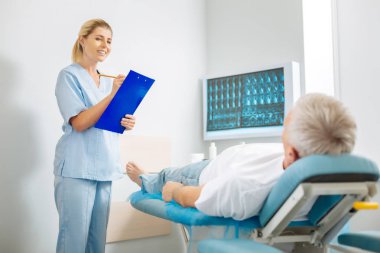 Mutlu dostu kadın not almak