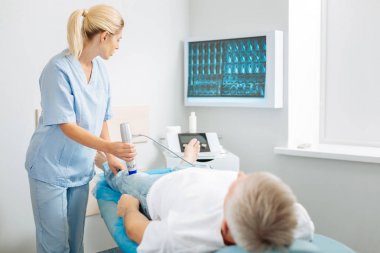 Güzel genç kadın ekrana bakarak