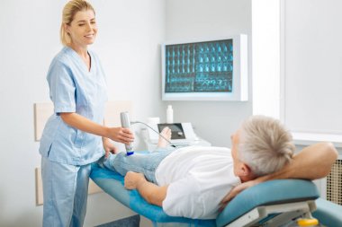 Güzel memnun kadın hastasını arıyor